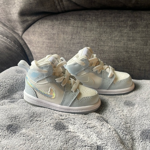 Jordan 1 Mid - Picture 2 of 6